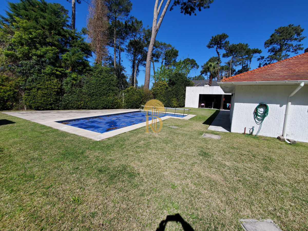Casa en venta de 3 dormitorios 2 baños ,piscina , ideal para todo el año , Punta del Este. -id-365-23