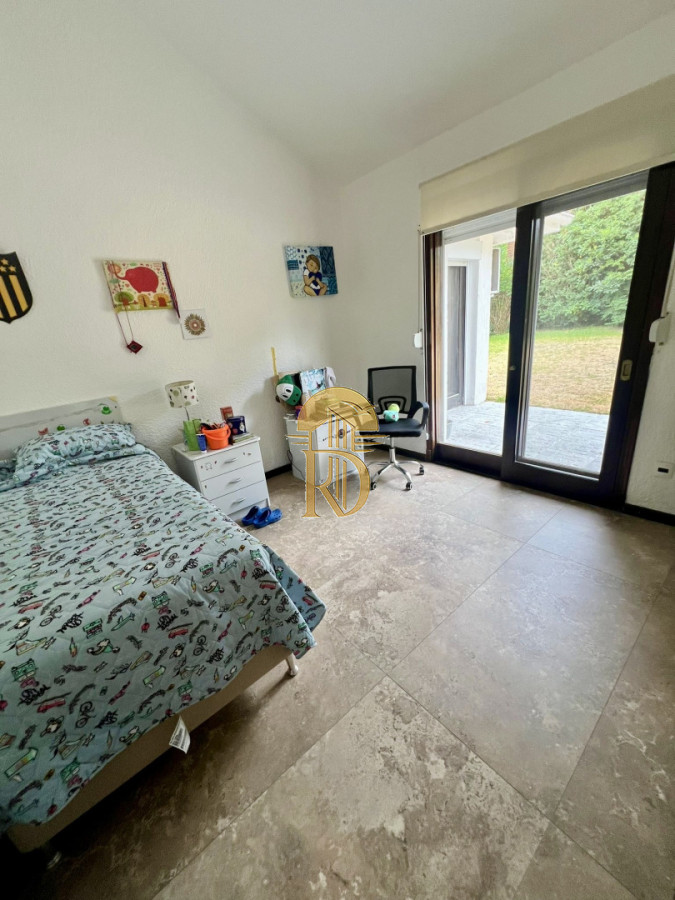 Casa en venta de 3 dormitorios 2 baños ,piscina , ideal para todo el año , Punta del Este. -id-365-17