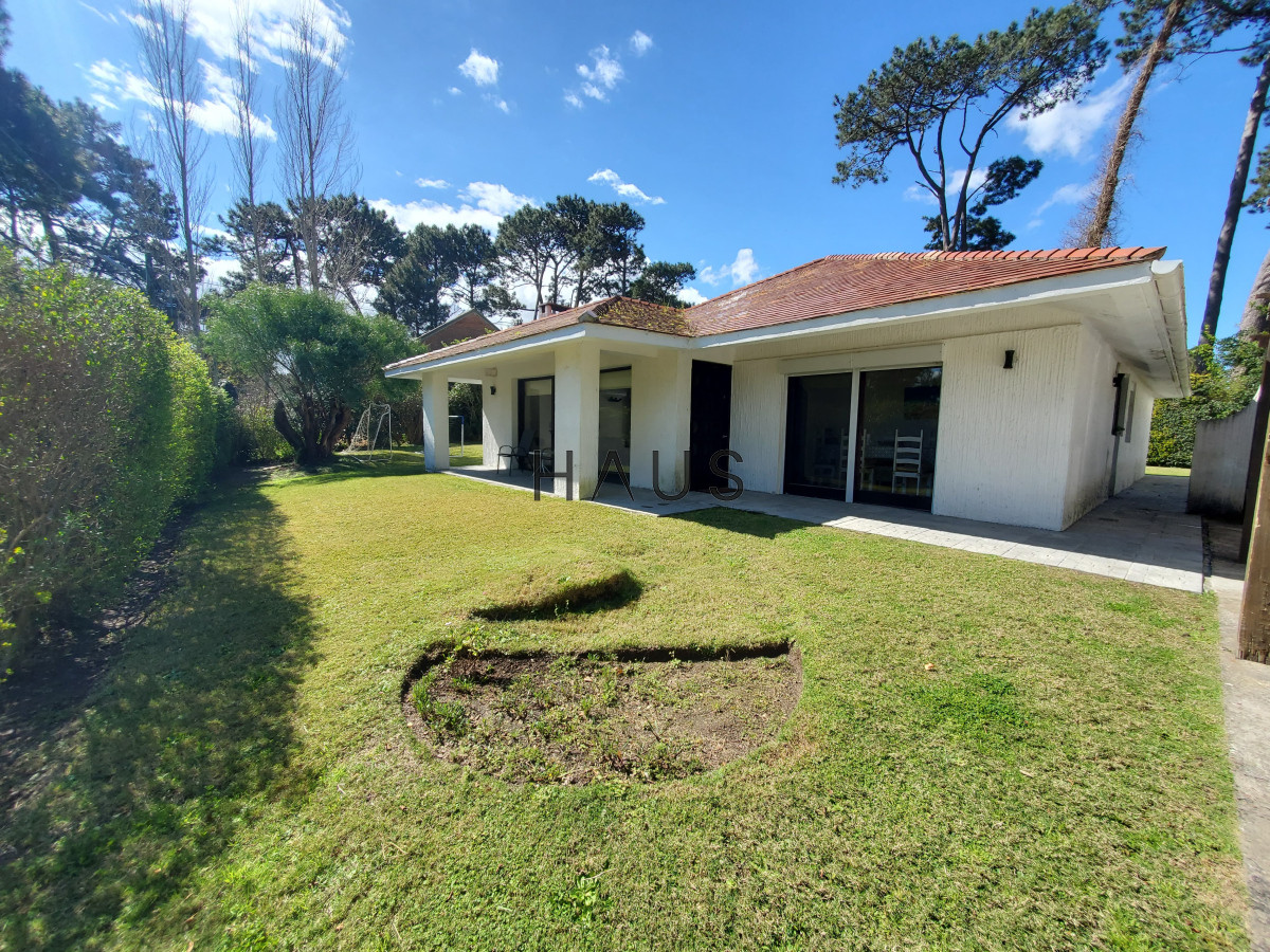 Casa ID.152 - Casa en venta de 3 dormitorios 2 baños ,piscina ,  Jardines de Córdoba , ideal para todo el año , Punta del Este 