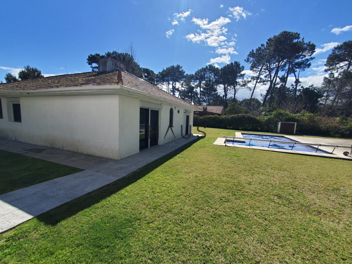 Casa ID.152 - Casa en venta de 3 dormitorios 2 baños ,piscina ,  Jardines de Córdoba , ideal para todo el año , Punta del Este 