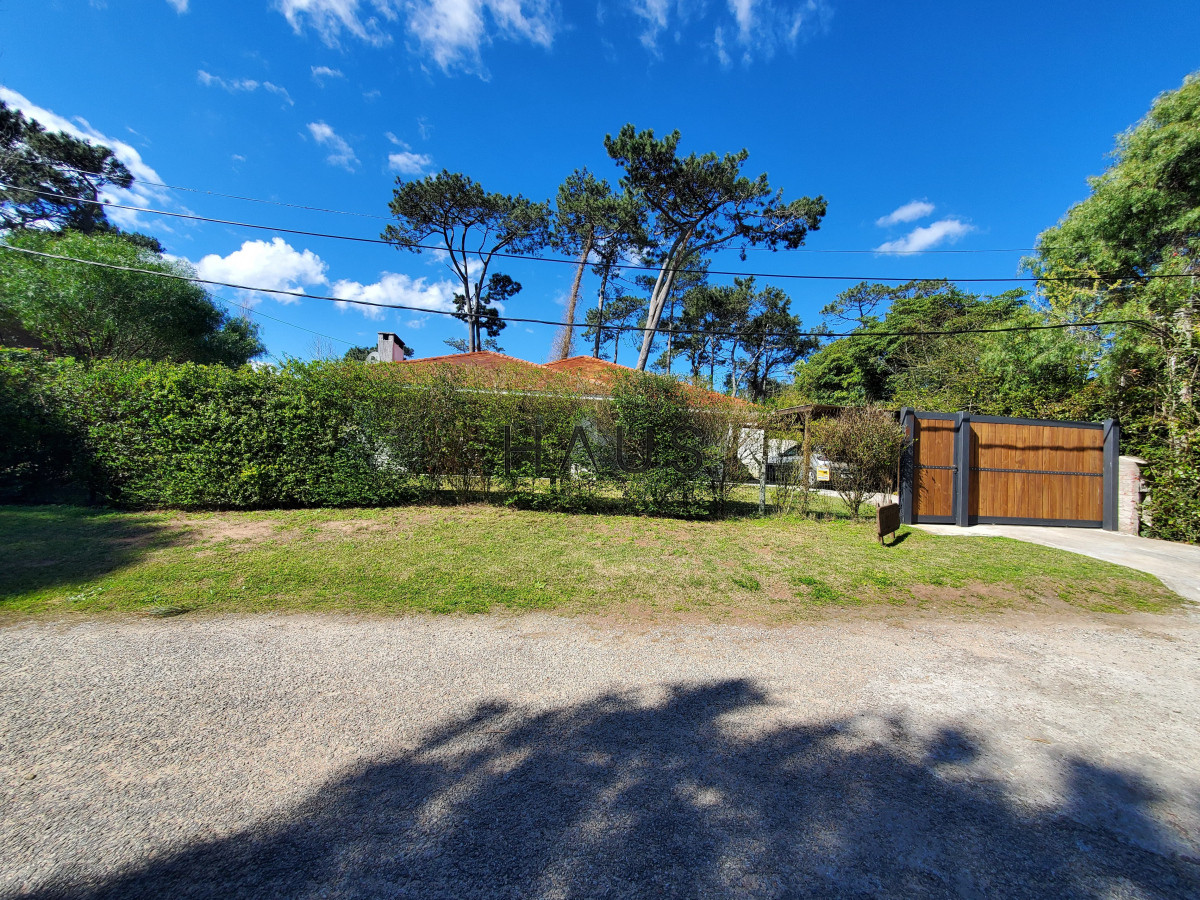 Casa ID.152 - Casa en venta de 3 dormitorios 2 baños ,piscina ,  Jardines de Córdoba , ideal para todo el año , Punta del Este 