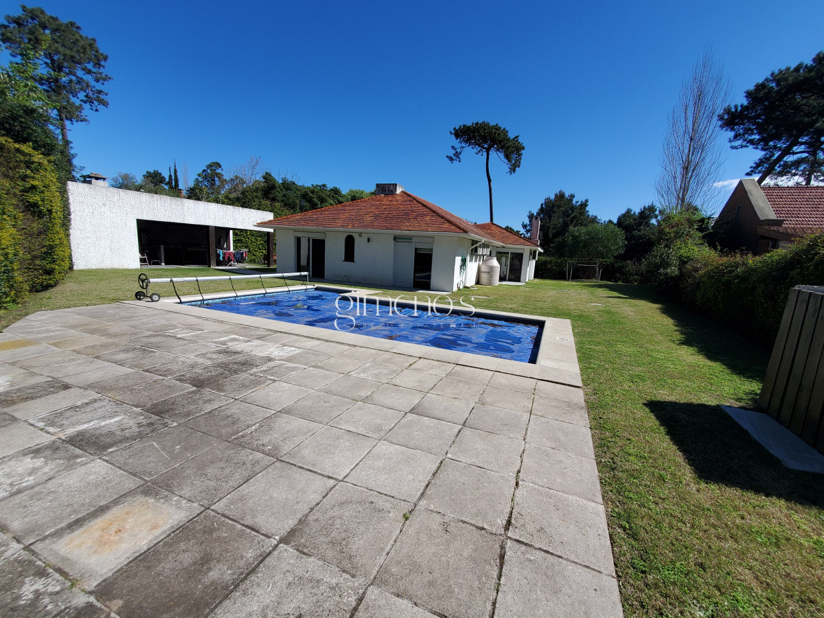 Casa ID.510 - Casa en venta de 3 dormitorios 3 baños ,piscina , ideal para todo el año , Punta del Este.