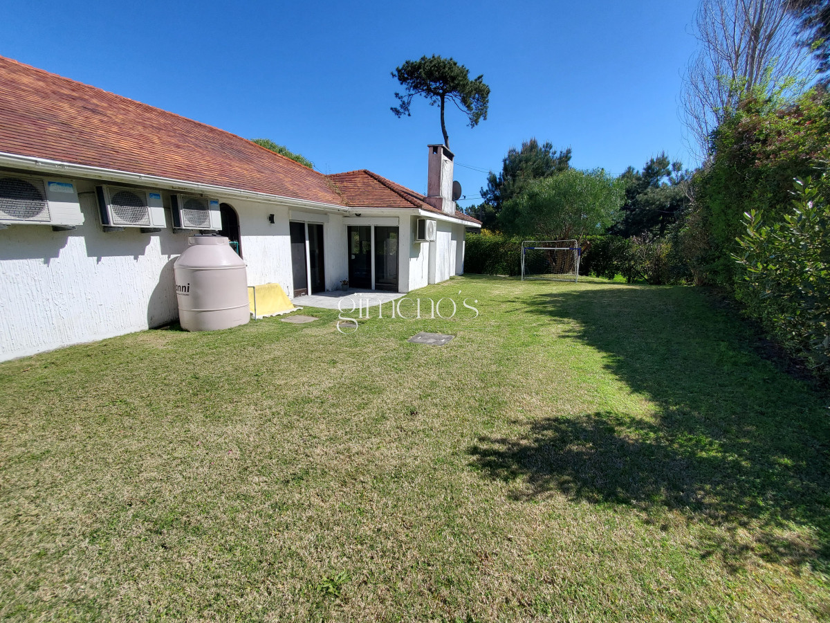 Casa ID.510 - Casa en venta de 3 dormitorios 3 baños ,piscina , ideal para todo el año , Punta del Este.