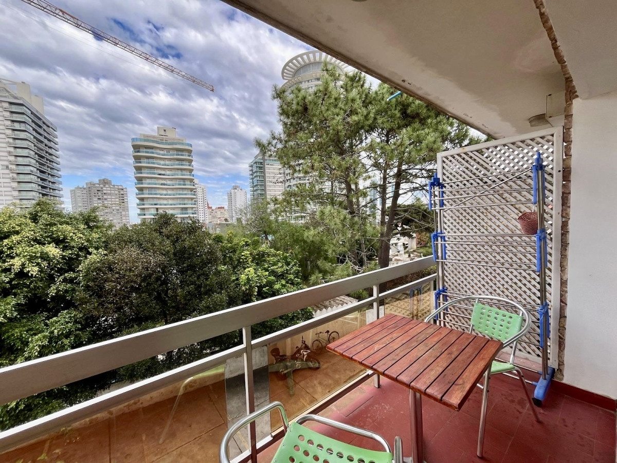 OPORTUNIDAD! APARTAMENTO DE 1 DORMITORIO CON BALCÓN, COCHERA Y BAJOS GASTOS COMUNES. EXCELENTE UBICACION