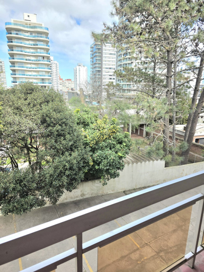 OPORTUNIDAD! APARTAMENTO DE 1 DORMITORIO CON BALCÓN, COCHERA Y BAJOS GASTOS COMUNES. EXCELENTE UBICACION