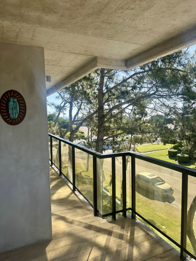 Apartamento de 2 dormitorios en venta con garaje, parada 10 de la mansa, full equipado.