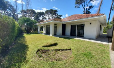 Casa en venta de 3 dormitorios 2 baños ,piscina ,  Jardines de Córdoba , ideal para todo el año , Punta del Este