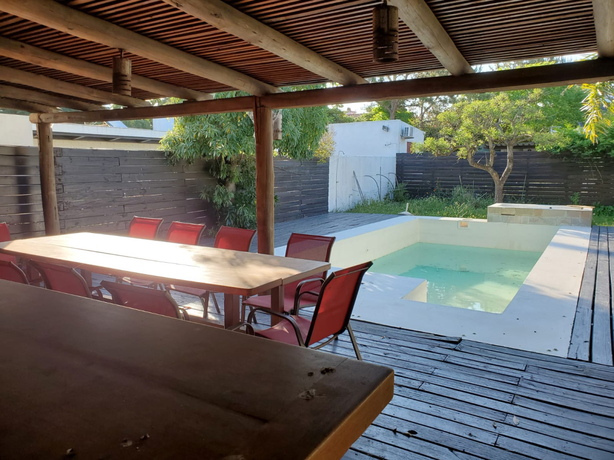 Casa en venta y alquiler anual, 3 dormitorios, playa mansa Punta del Este.