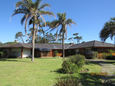 Gran casa a metros del mar espacios generosos y excelente construcción 