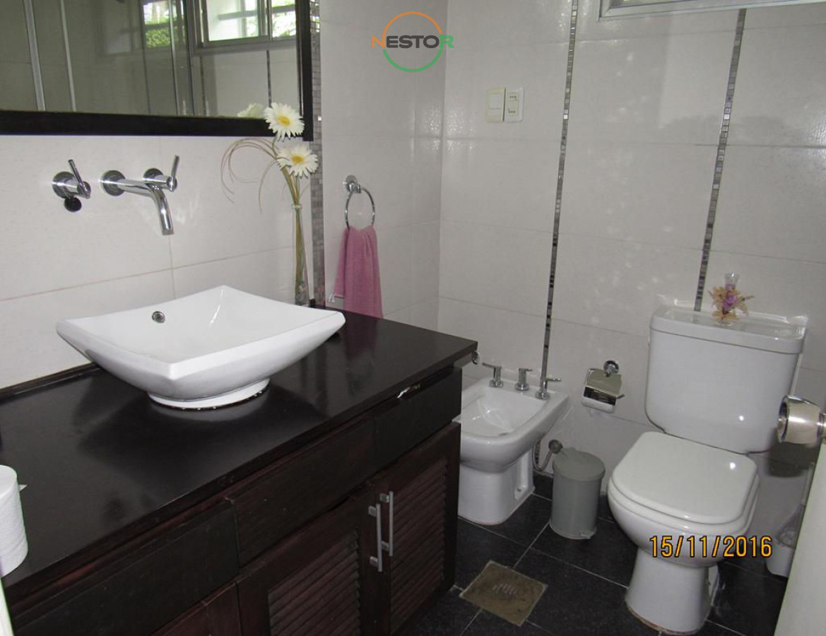 Casa ID.5406 - Casa en Rincón del Indio, a pocas cuadras del mar, con hermoso jardín y piscina