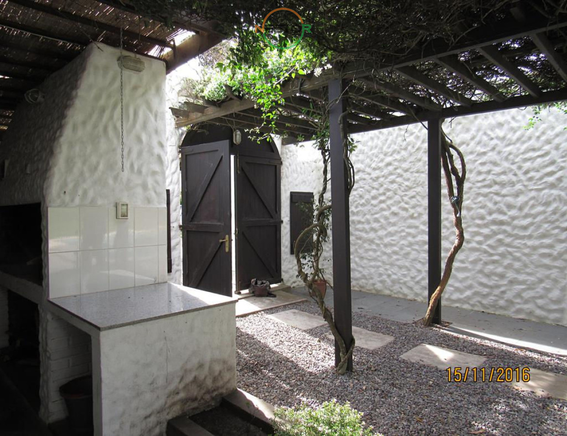 Casa ID.5406 - Casa en Rincón del Indio, a pocas cuadras del mar, con hermoso jardín y piscina