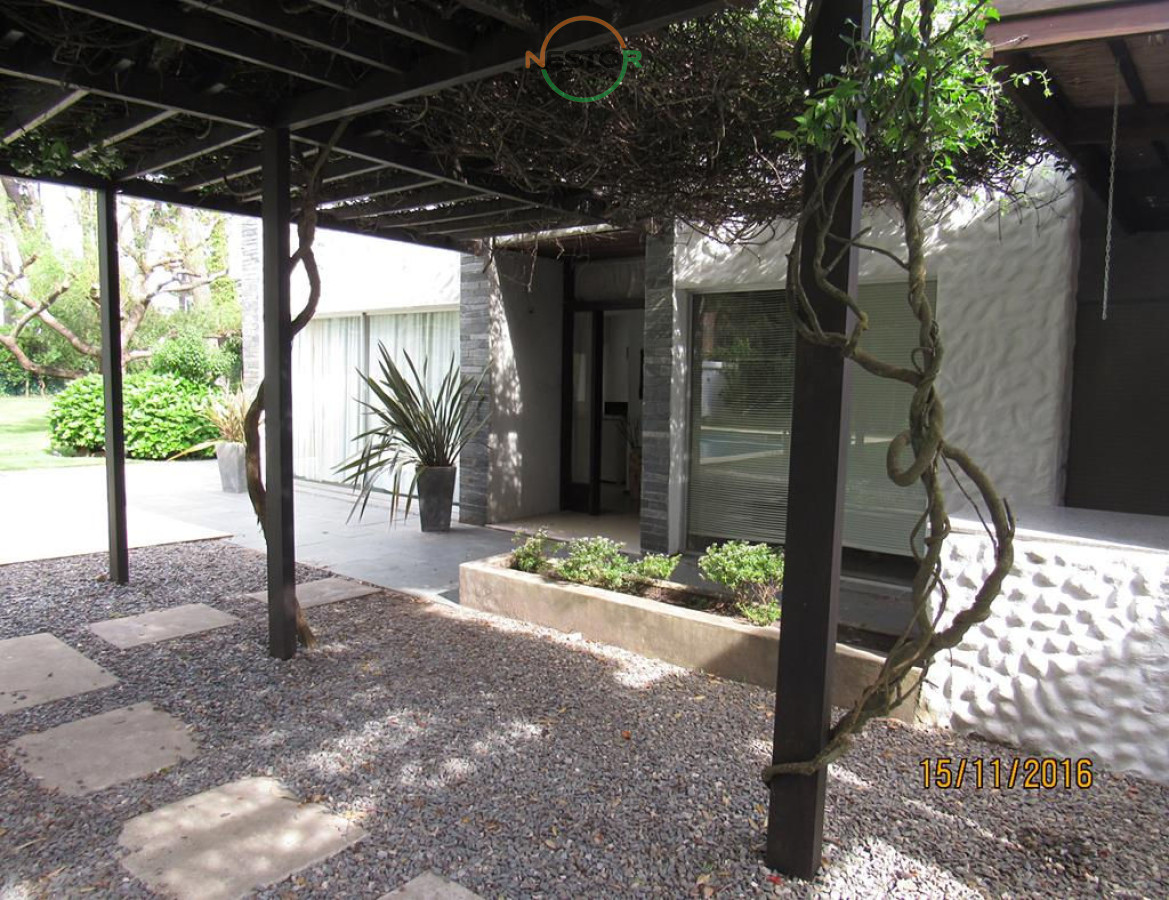Casa ID.5406 - Casa en Rincón del Indio, a pocas cuadras del mar, con hermoso jardín y piscina