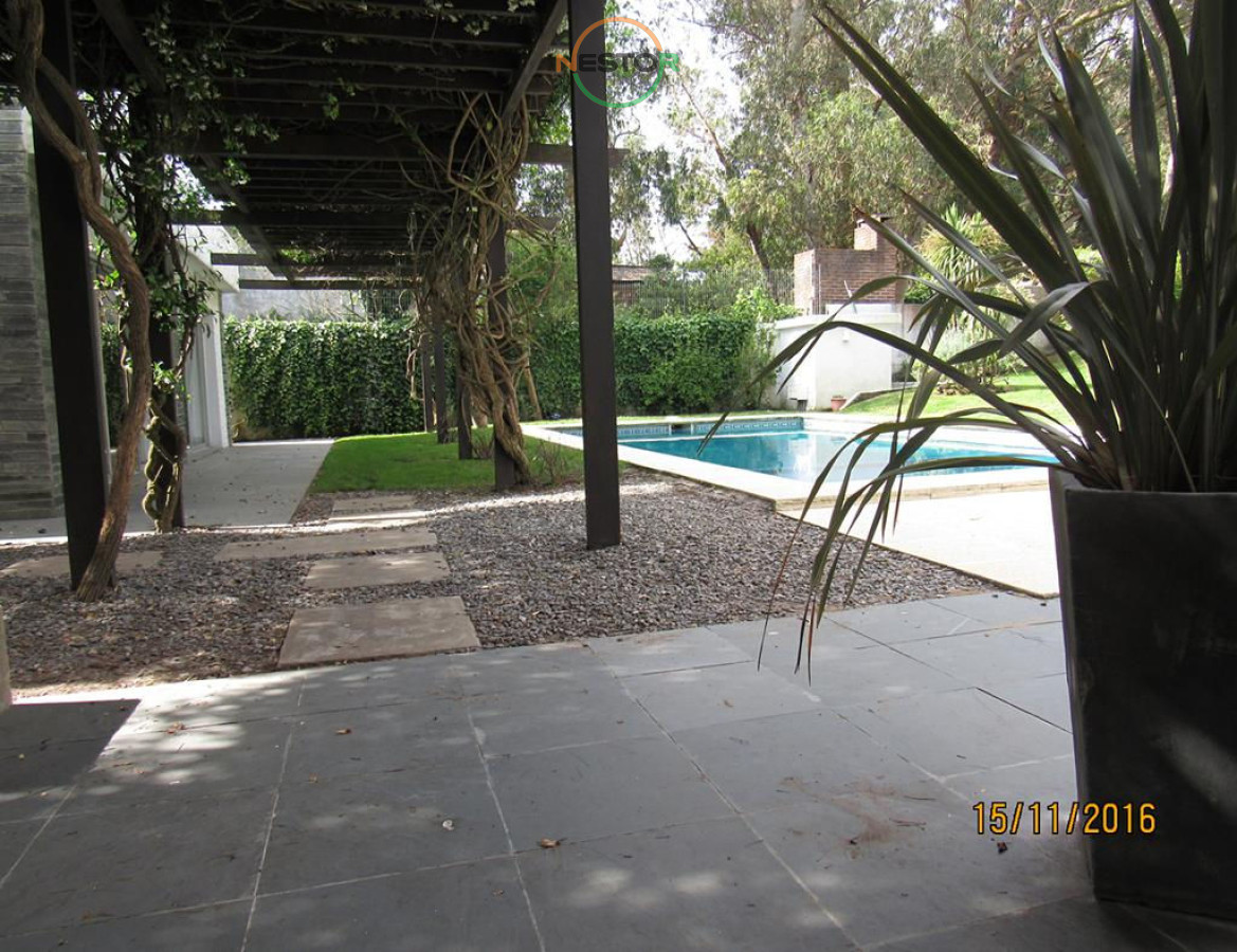 Casa ID.5406 - Casa en Rincón del Indio, a pocas cuadras del mar, con hermoso jardín y piscina