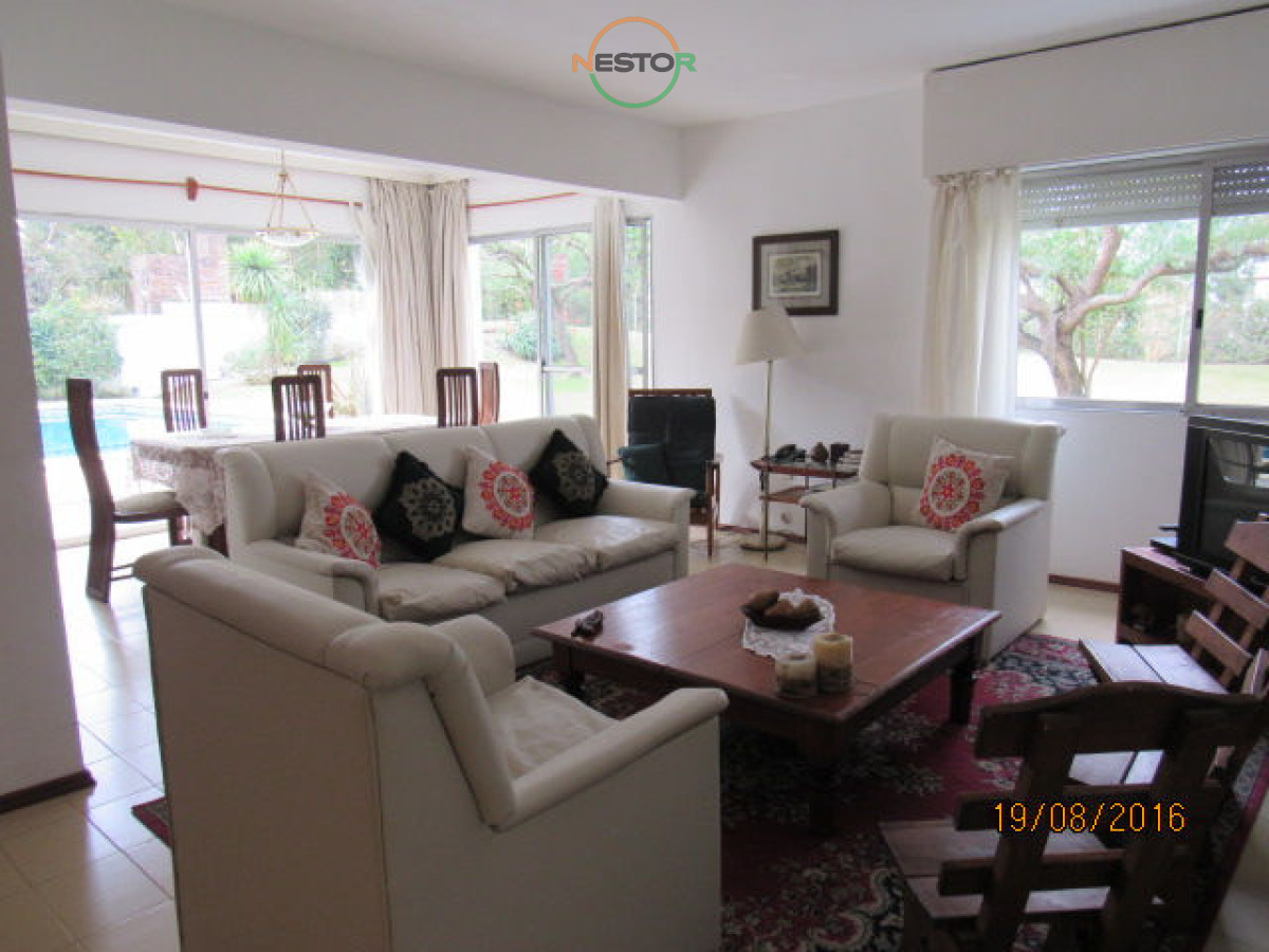 Casa ID.5406 - Casa en Rincón del Indio, a pocas cuadras del mar, con hermoso jardín y piscina
