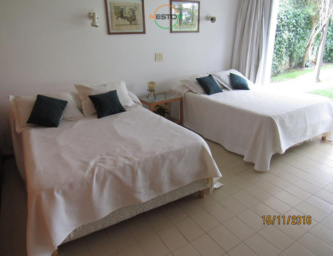 Casa ID.5406 - Casa en Rincón del Indio, a pocas cuadras del mar, con hermoso jardín y piscina
