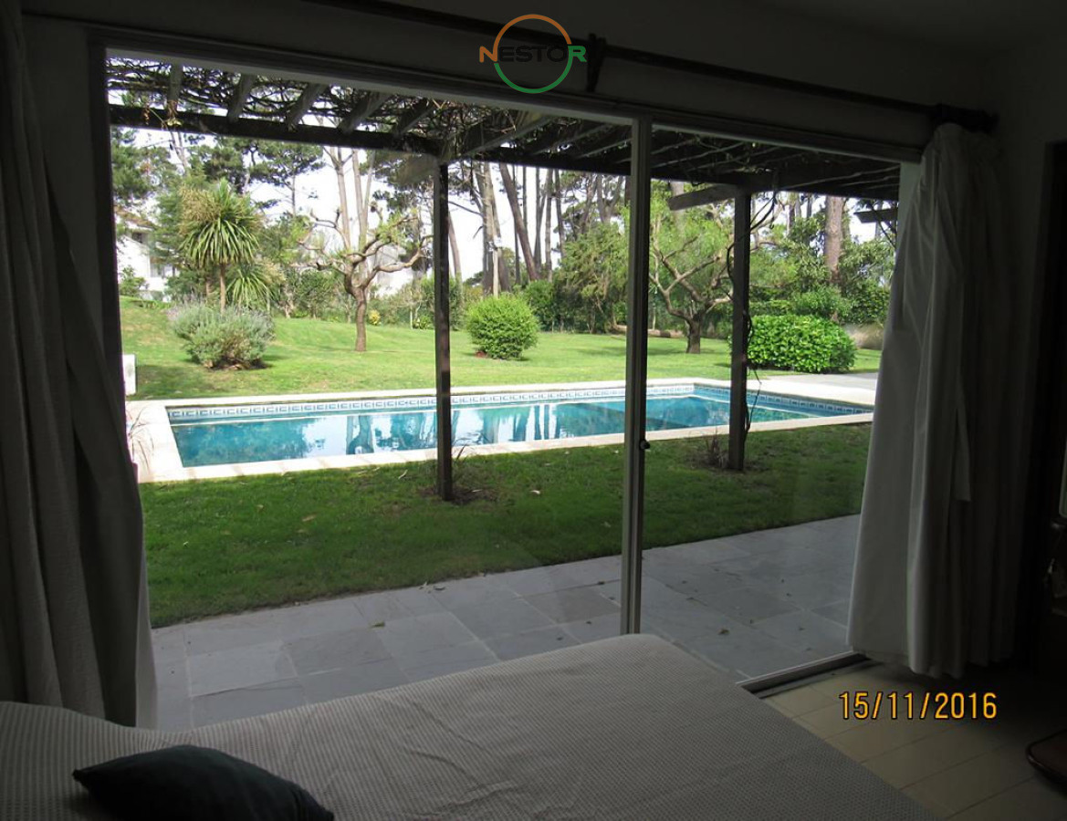 Casa ID.5406 - Casa en Rincón del Indio, a pocas cuadras del mar, con hermoso jardín y piscina