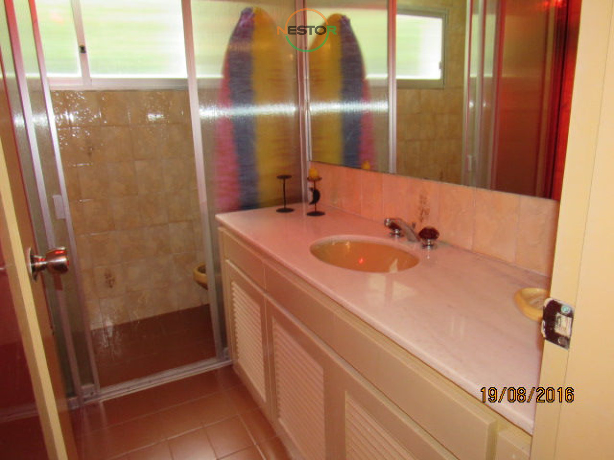 Casa ID.5406 - Casa en Rincón del Indio, a pocas cuadras del mar, con hermoso jardín y piscina