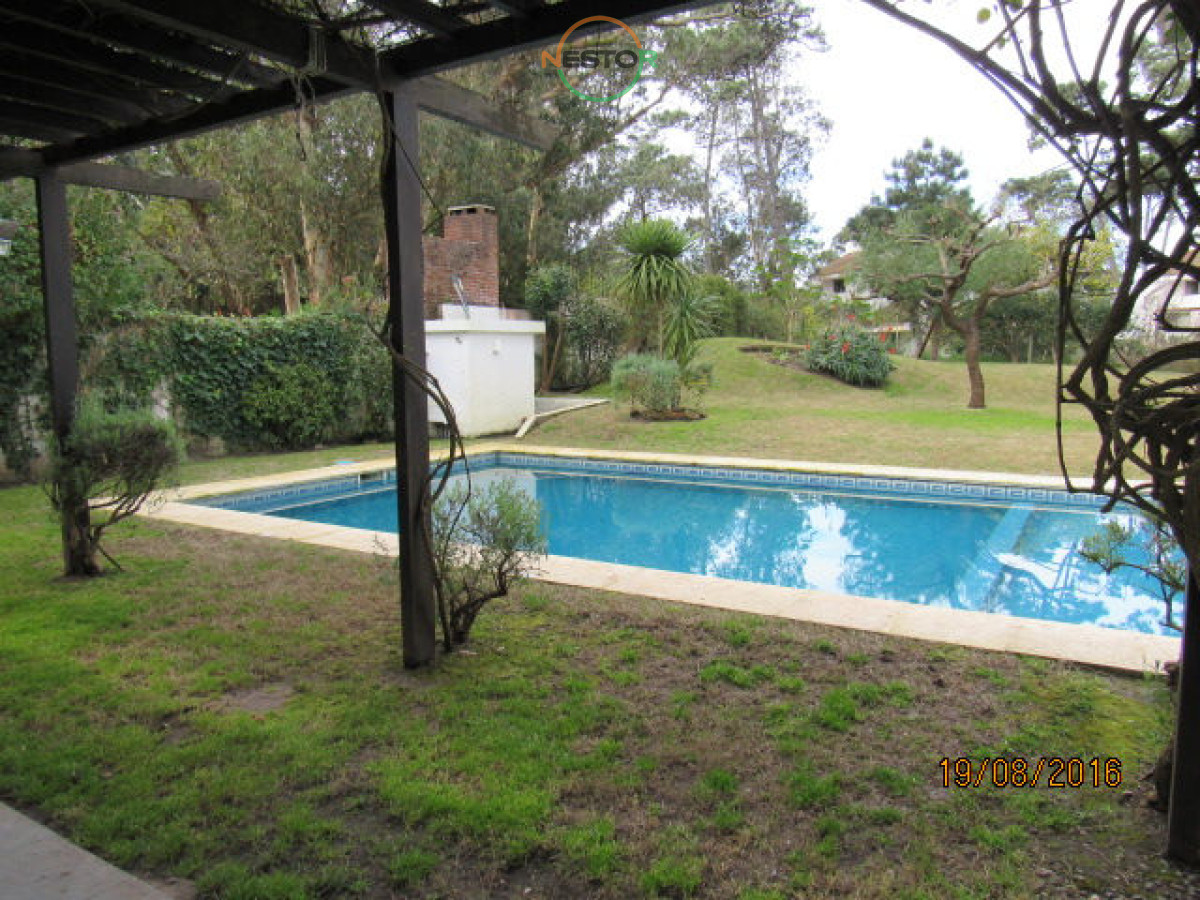 Casa ID.5406 - Casa en Rincón del Indio, a pocas cuadras del mar, con hermoso jardín y piscina