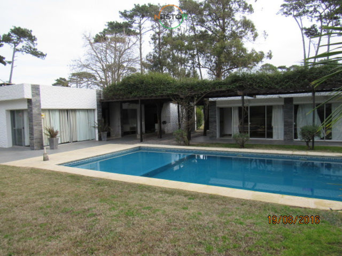 Casa ID.5406 - Casa en Rincón del Indio, a pocas cuadras del mar, con hermoso jardín y piscina