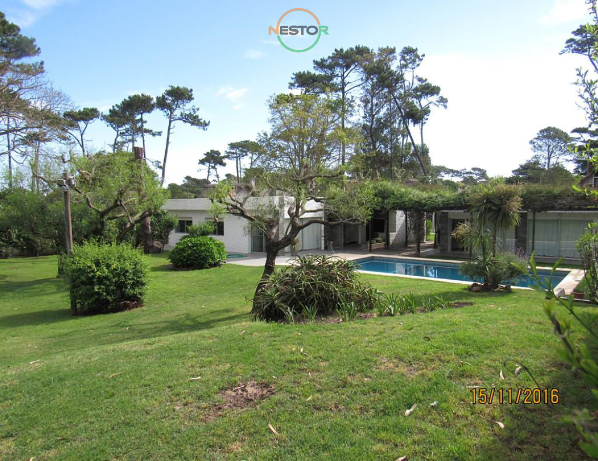 Casa ID.5406 - Casa en Rincón del Indio, a pocas cuadras del mar, con hermoso jardín y piscina