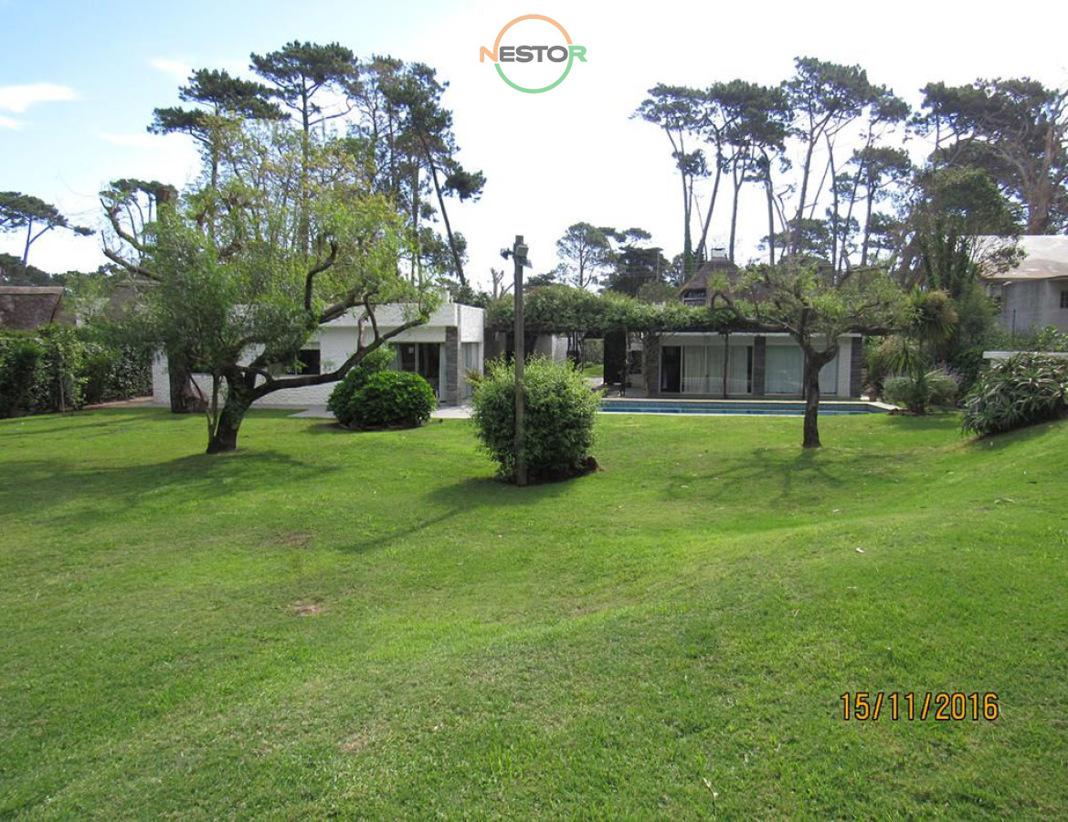 Casa ID.5406 - Casa en Rincón del Indio, a pocas cuadras del mar, con hermoso jardín y piscina