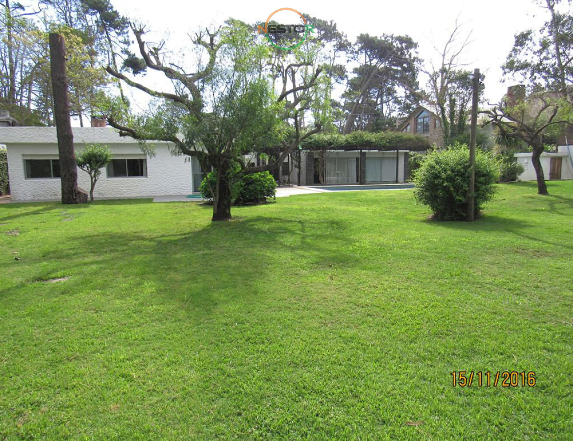 Casa ID.5406 - Casa en Rincón del Indio, a pocas cuadras del mar, con hermoso jardín y piscina