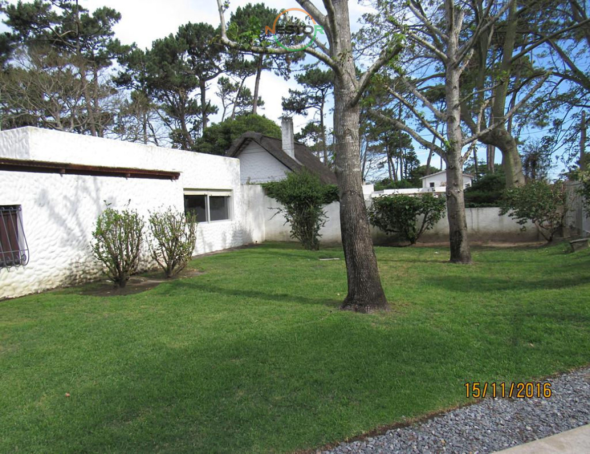 Casa ID.5406 - Casa en Rincón del Indio, a pocas cuadras del mar, con hermoso jardín y piscina