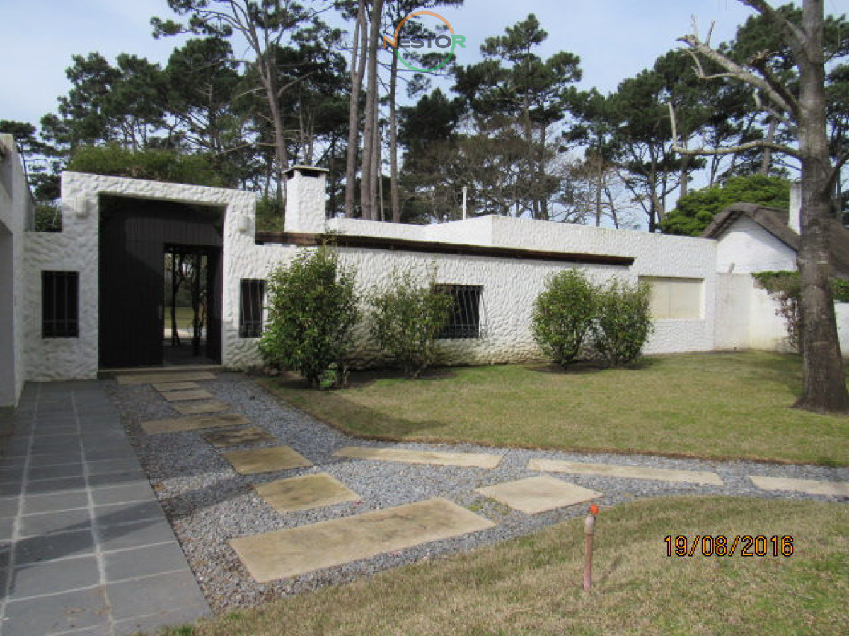 Casa ID.5406 - Casa en Rincón del Indio, a pocas cuadras del mar, con hermoso jardín y piscina