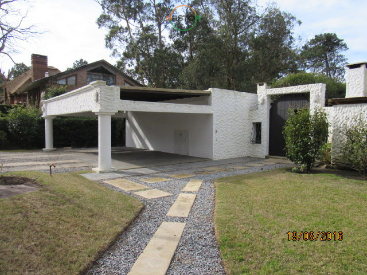 Casa ID.5406 - Casa en Rincón del Indio, a pocas cuadras del mar, con hermoso jardín y piscina