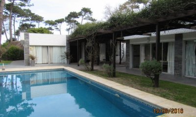 Casa en Rincón del Indio, a pocas cuadras del mar, con hermoso jardín y piscina