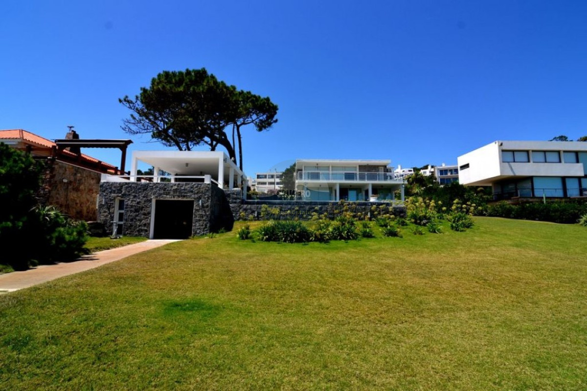 Casa ID.5678 - Exclusiva casa sobre la playa de Solanas. Excelentes vistas,  piscina y parrillero con vista al mar. 