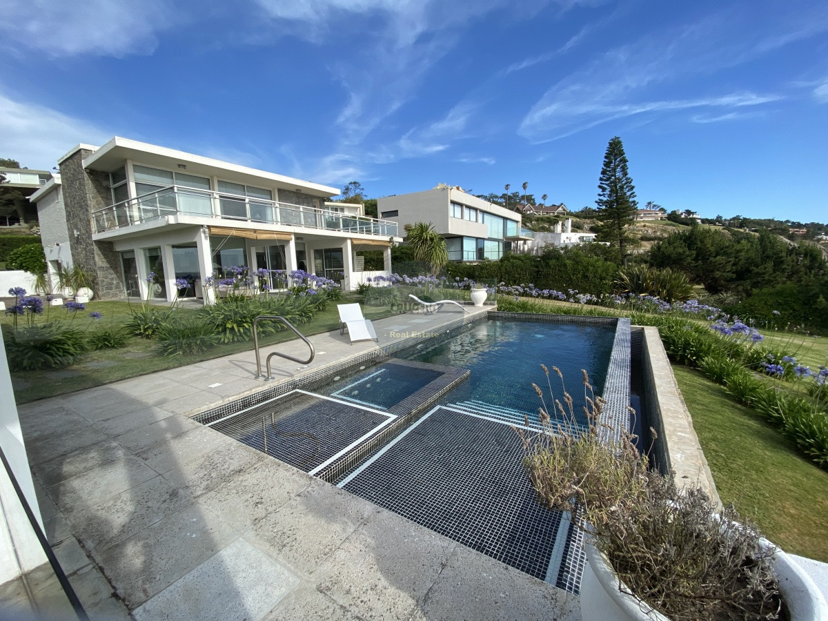 Casa ID.5678 - Exclusiva casa sobre la playa de Solanas. Excelentes vistas,  piscina y parrillero con vista al mar. 