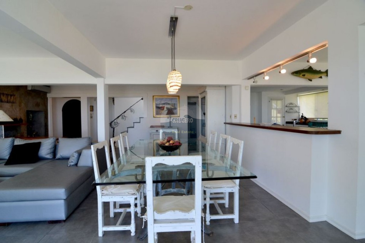 Casa ID.5678 - Exclusiva casa sobre la playa de Solanas. Excelentes vistas,  piscina y parrillero con vista al mar. 