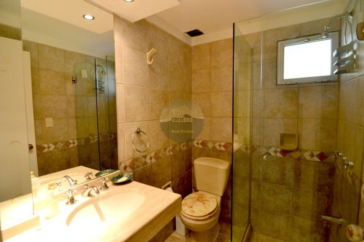 Casa ID.5678 - Exclusiva casa sobre la playa de Solanas. Excelentes vistas,  piscina y parrillero con vista al mar. 