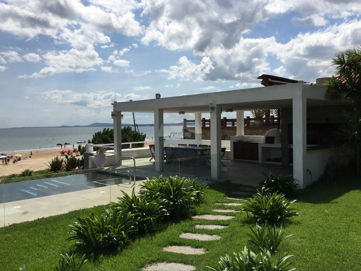Casa ID.5678 - Exclusiva casa sobre la playa de Solanas. Excelentes vistas,  piscina y parrillero con vista al mar. 