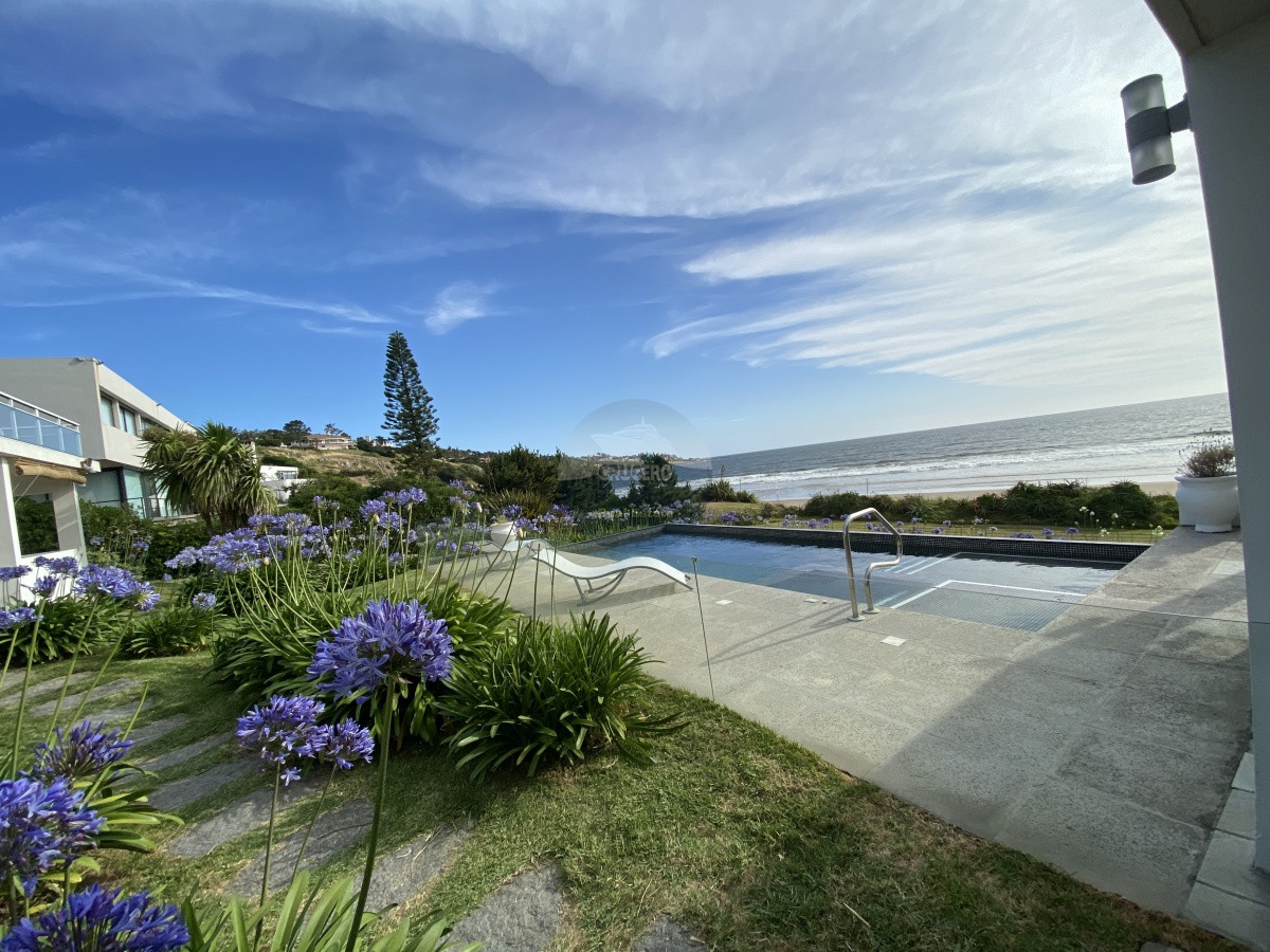 Casa ID.5678 - Exclusiva casa sobre la playa de Solanas. Excelentes vistas,  piscina y parrillero con vista al mar. 