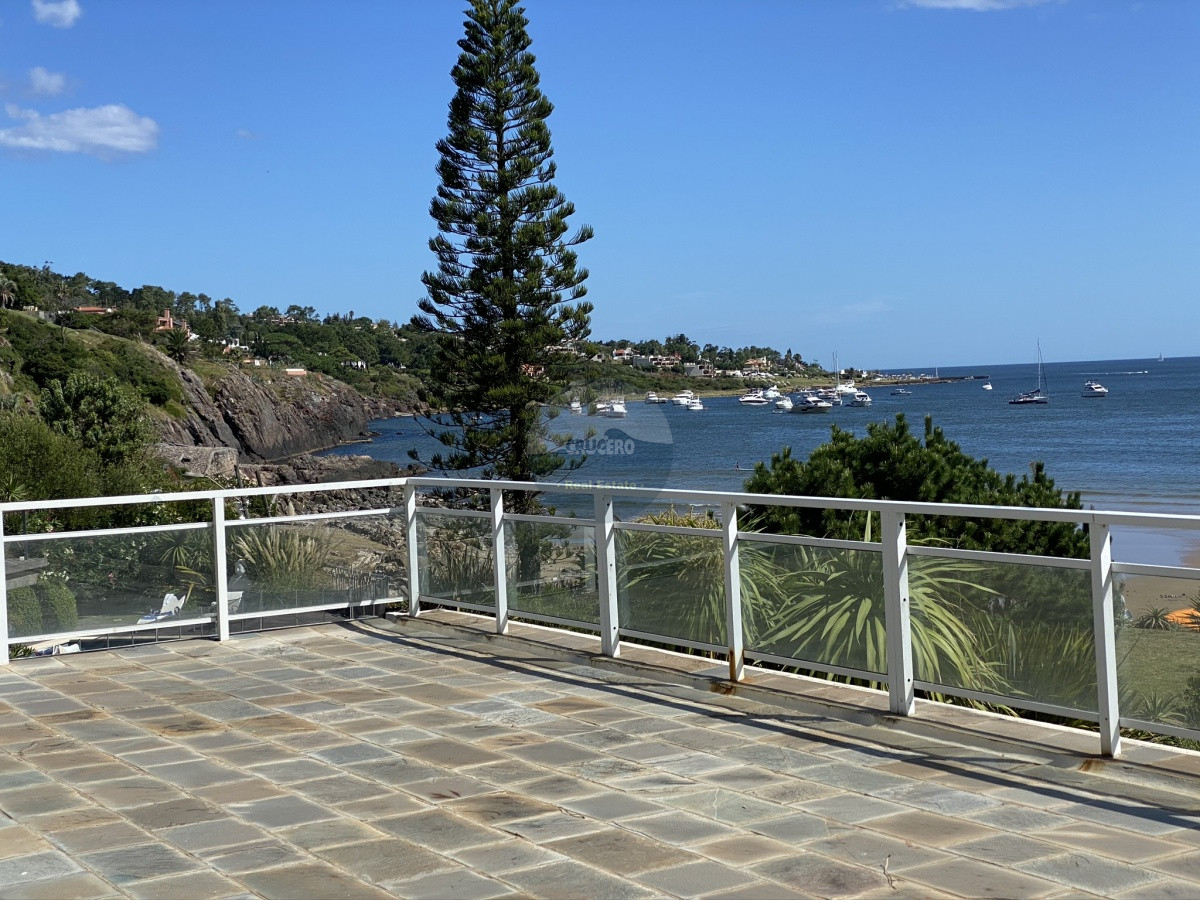 Casa ID.5678 - Exclusiva casa sobre la playa de Solanas. Excelentes vistas,  piscina y parrillero con vista al mar. 
