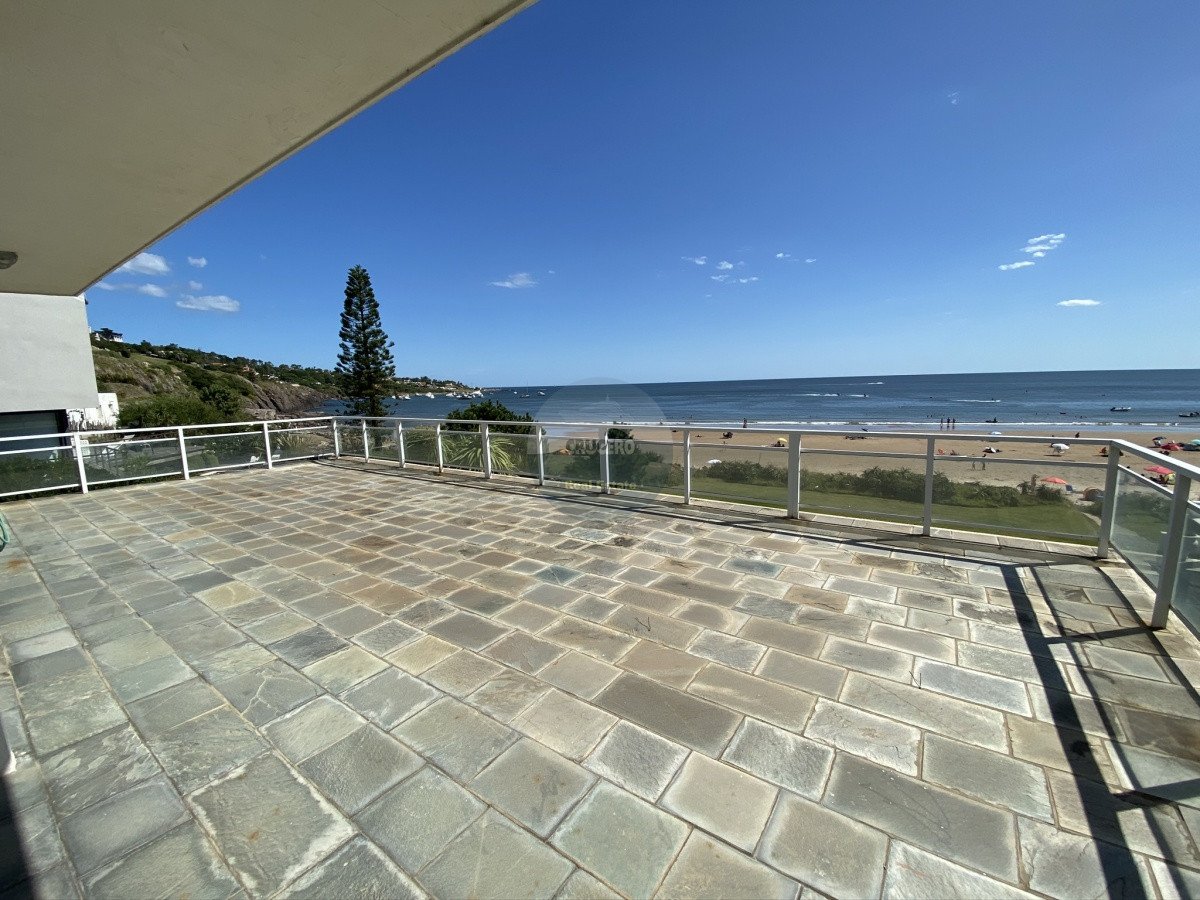Casa ID.5678 - Exclusiva casa sobre la playa de Solanas. Excelentes vistas,  piscina y parrillero con vista al mar. 