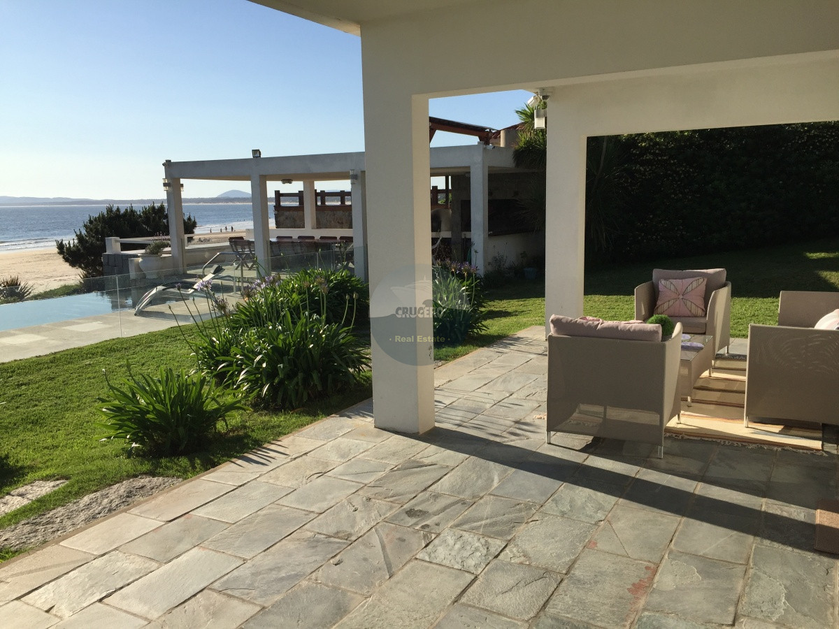 Casa ID.5678 - Exclusiva casa sobre la playa de Solanas. Excelentes vistas,  piscina y parrillero con vista al mar. 
