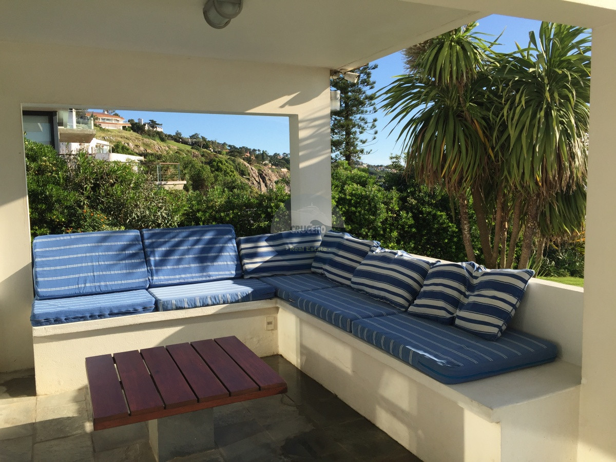 Casa ID.5678 - Exclusiva casa sobre la playa de Solanas. Excelentes vistas,  piscina y parrillero con vista al mar. 