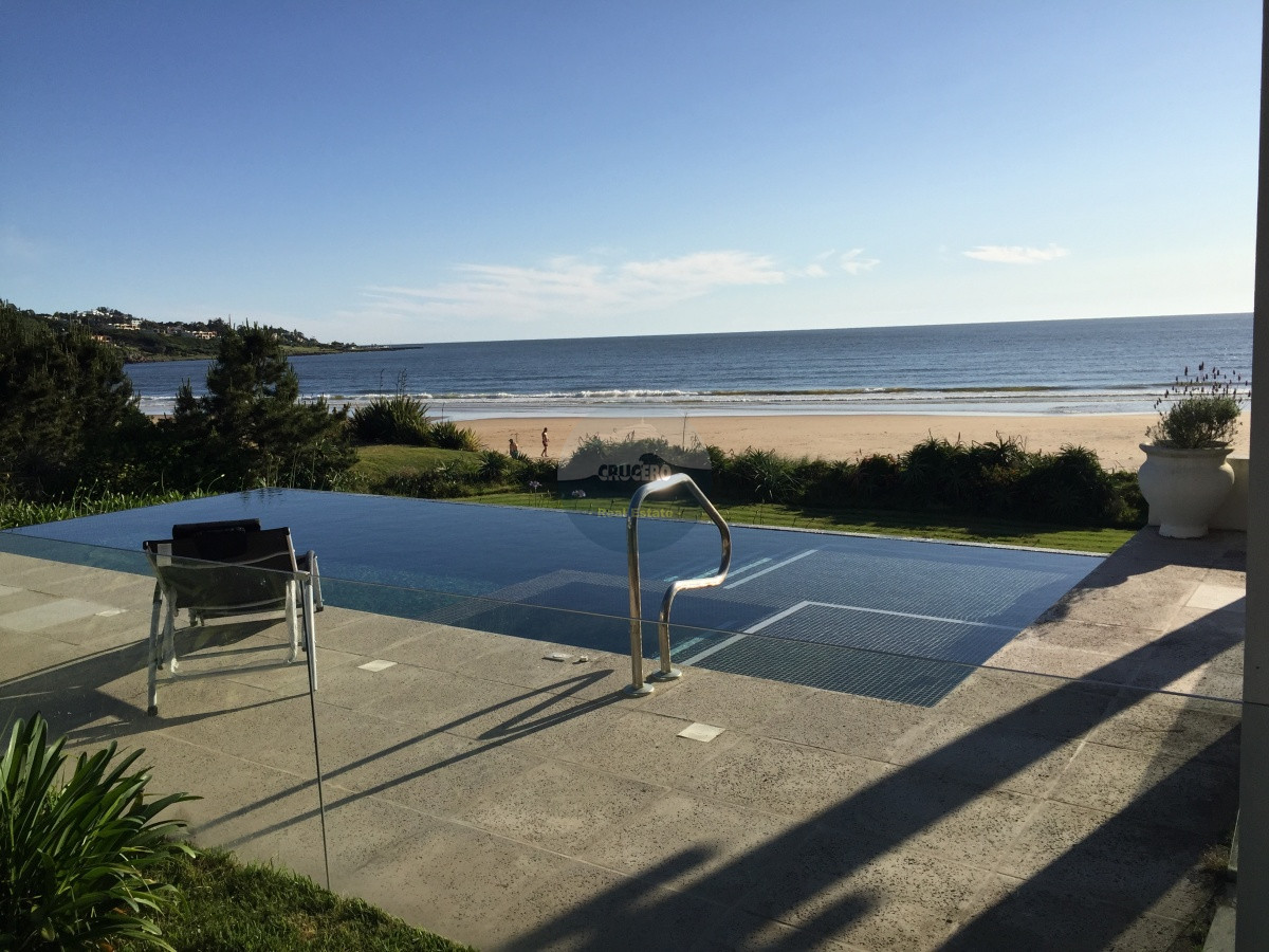 Casa ID.5678 - Exclusiva casa sobre la playa de Solanas. Excelentes vistas,  piscina y parrillero con vista al mar. 