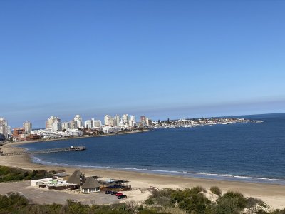 Apartamento en venta de 3 dormitorios en Punta del Este.