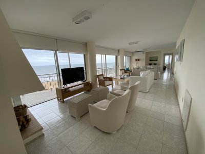 Cómoda planta en primera línea playa brava, Punta del Este