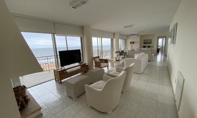 Cómoda planta en primera línea playa brava, Punta del Este