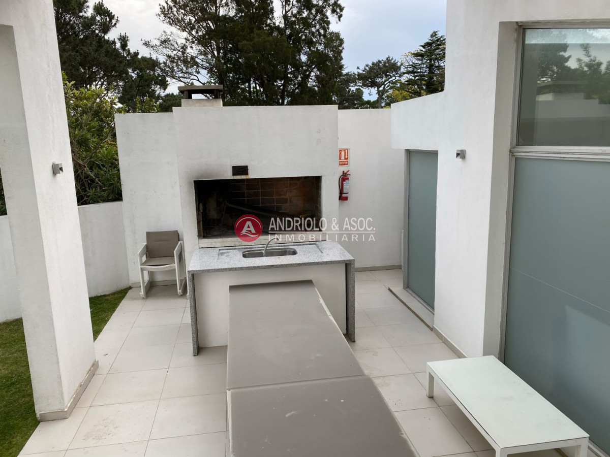 Apartamento ID.7185 - Hermoso apartamento en alquiler anual con vista al mar y excelentes servicios.