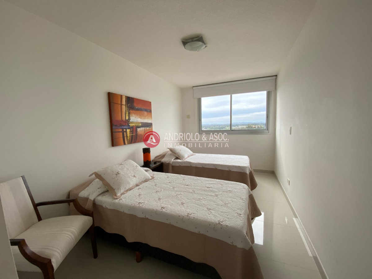 Apartamento ID.7185 - Hermoso apartamento en alquiler anual con vista al mar y excelentes servicios.