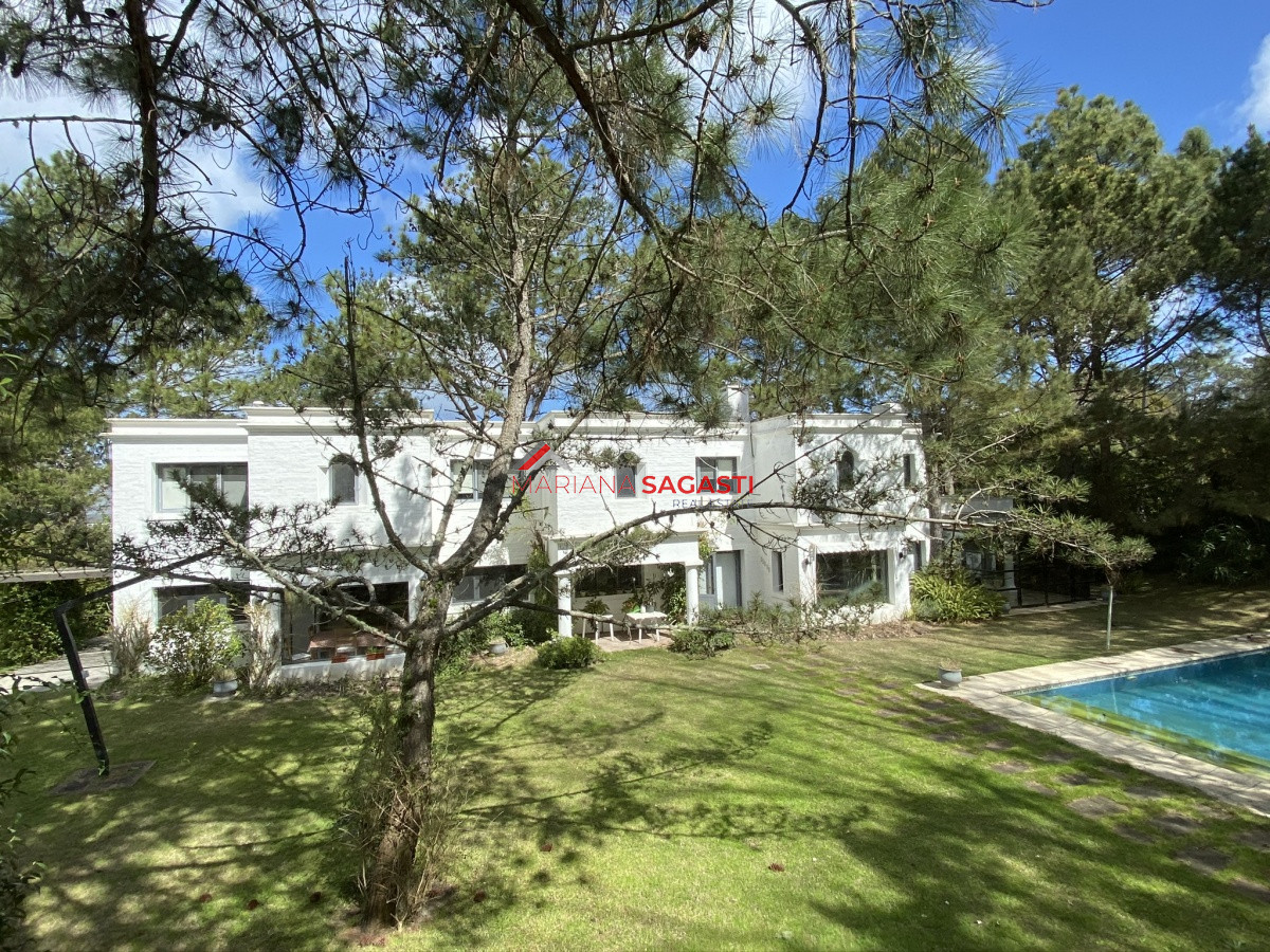 Casa ID.3535 - Casa en Playa Brava, espectacular ubicación.  5 dormitorios con baños en suite