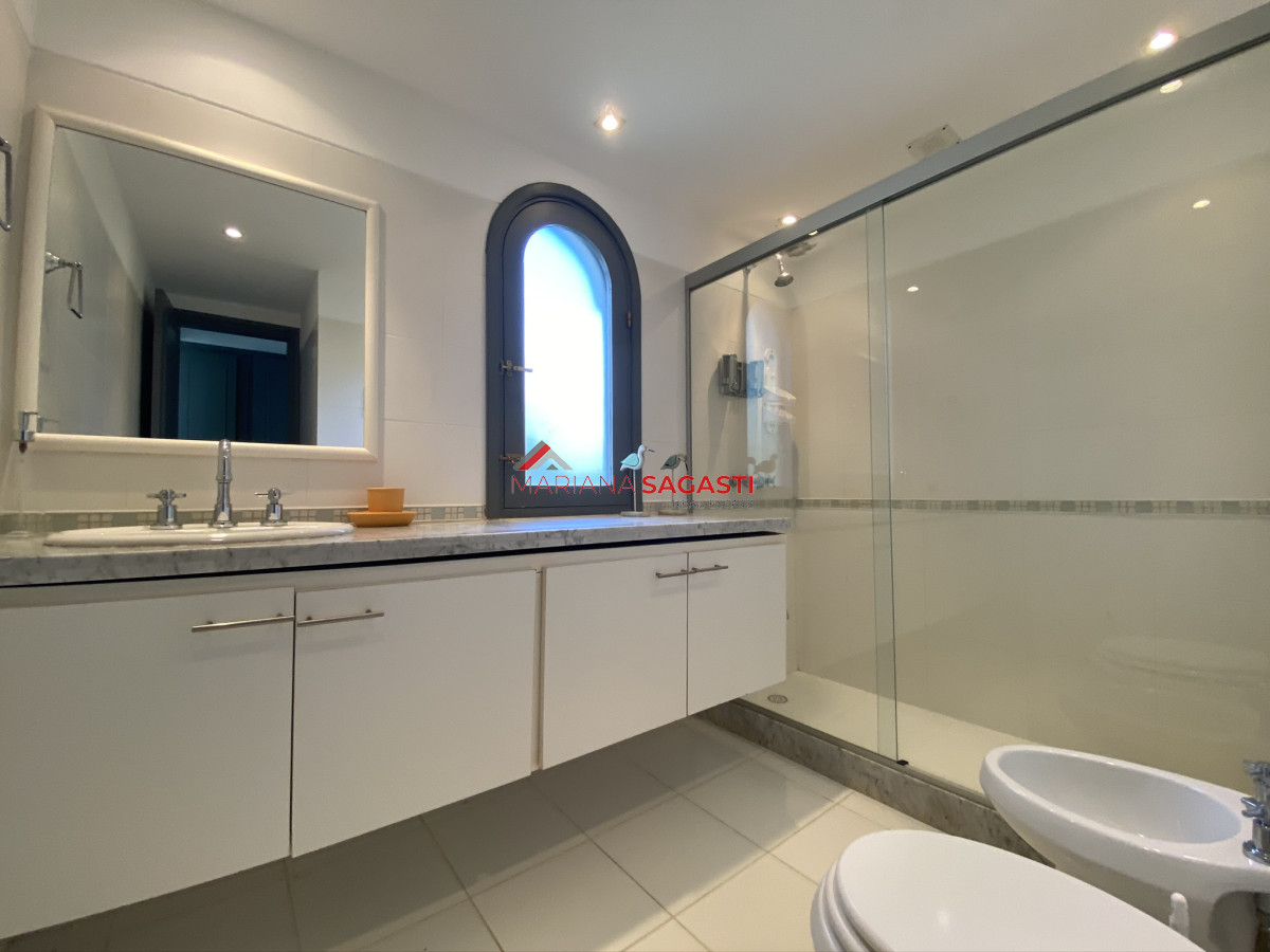 Casa ID.3535 - Casa en Playa Brava, espectacular ubicación.  5 dormitorios con baños en suite