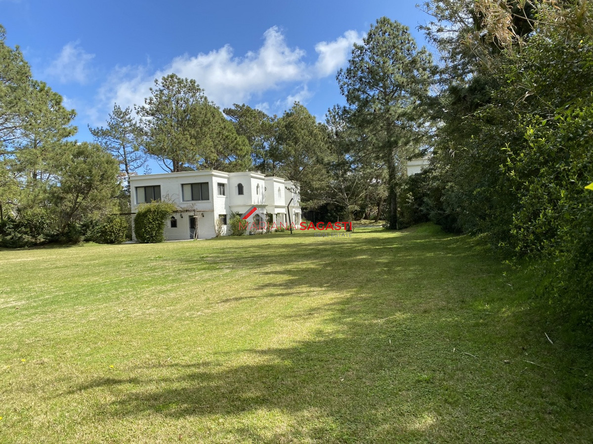 Casa ID.3535 - Casa en Playa Brava, espectacular ubicación.  5 dormitorios con baños en suite