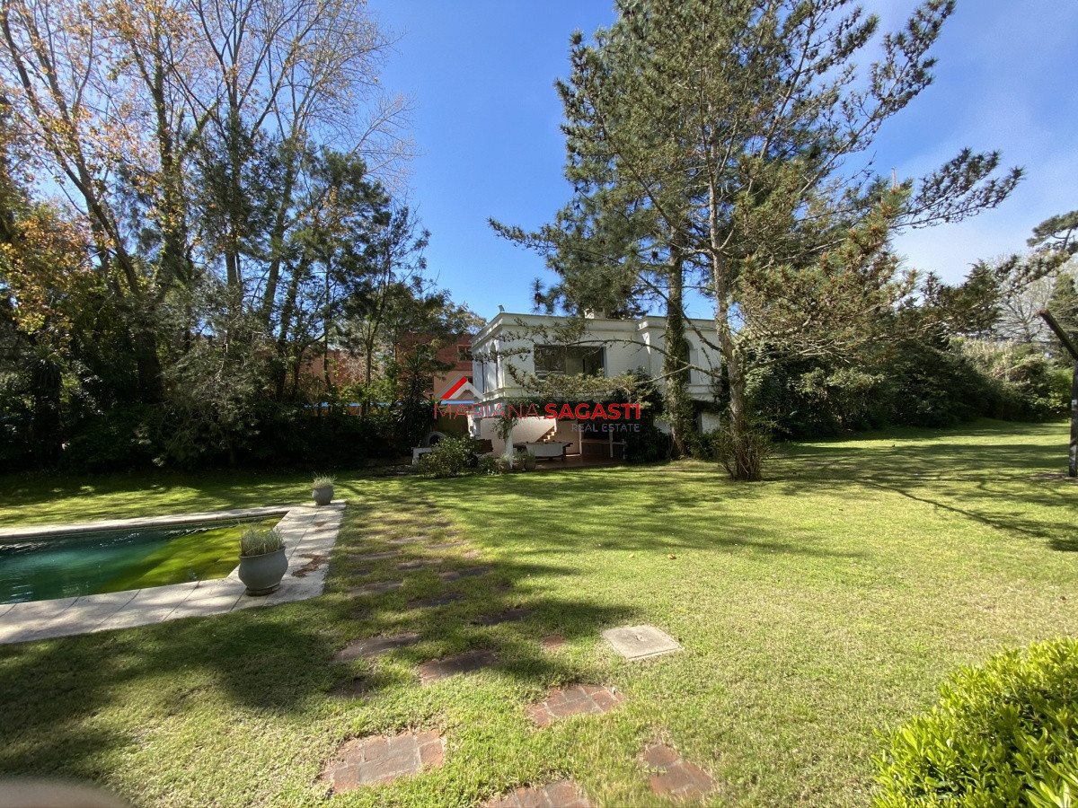 Casa ID.3535 - Casa en Playa Brava, espectacular ubicación.  5 dormitorios con baños en suite